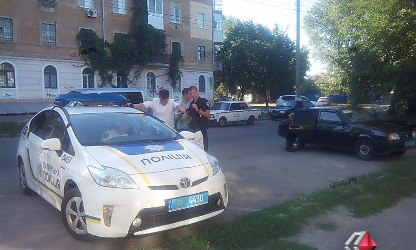 В центре Николаева вооруженные грабители напали на мужчину и отобрали у него крупную сумму денег