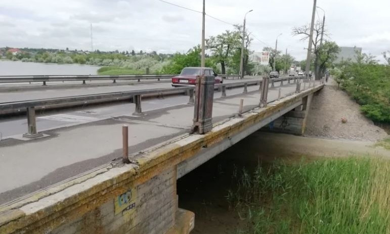 На Варваровском мосту в Николаеве отсутствует часть ограждения