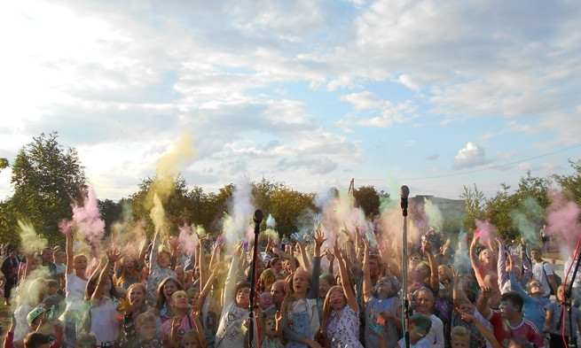 Вознесенск отметил День Независимости по-молодежному – фестивалем красок и дискотекой