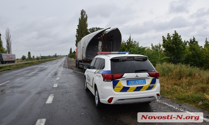На въезде в Николаев не пропускают седельный тягач DAF с негабаритным грузом, транспорт круглосуточно охраняет полиция
