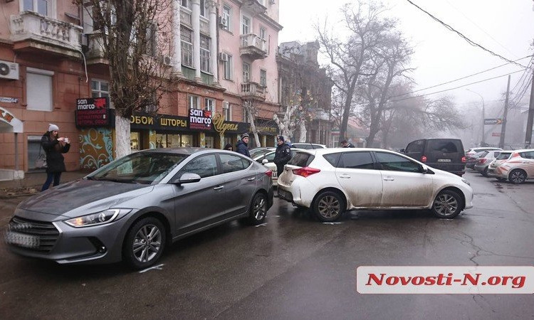 На Шевченко столкнулись две иномарки, затруднен проезд на данном участке