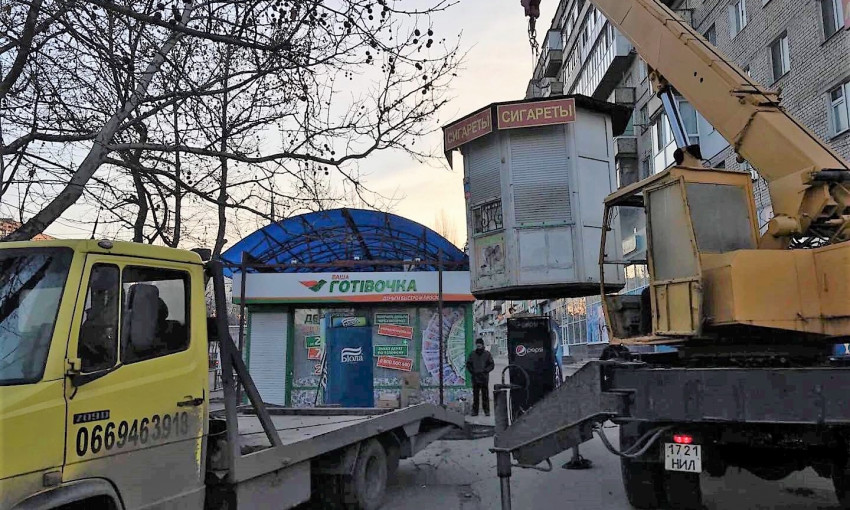 В Николаеве городские службы демонтировали незаконные торговые сооружения