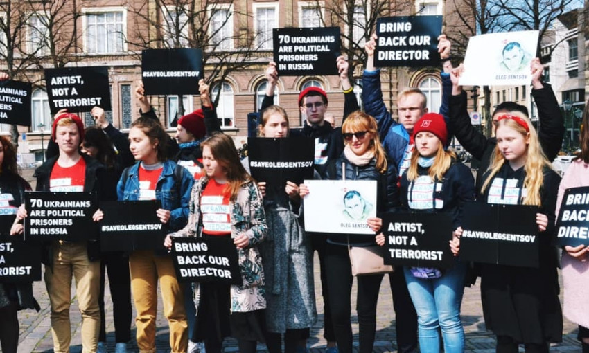 В Гааге николаевские студенты под зданием Парламента ЕС провели митинг в поддержку Олега Сенцова