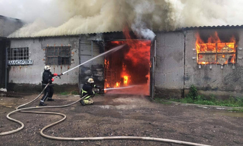 В Ингульском районе произошел масштабный пожар складского помещения