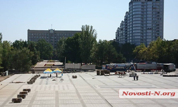 В Николаеве Соборную площадь за 100 миллионов вымостили поломанной плиткой?