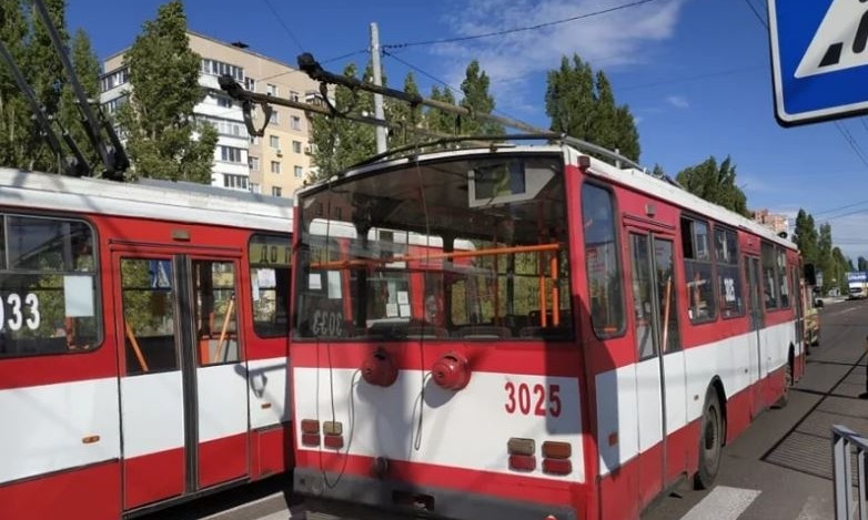 В Николаеве троллейбус сбил пешехода на переходе — пострадавшего извлекали спасатели