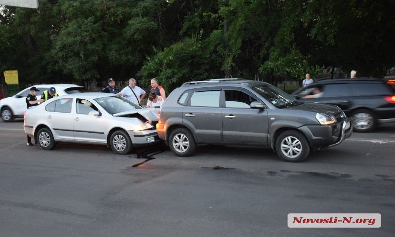 Авария на светофоре: на Героев Сталинграда автомобиль Skoda Octavia врезался в Hyundai Tucson