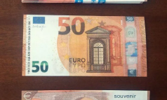 Лжеработник пенсионного фонда обменял старушке настоящие банкноты на сувенирные