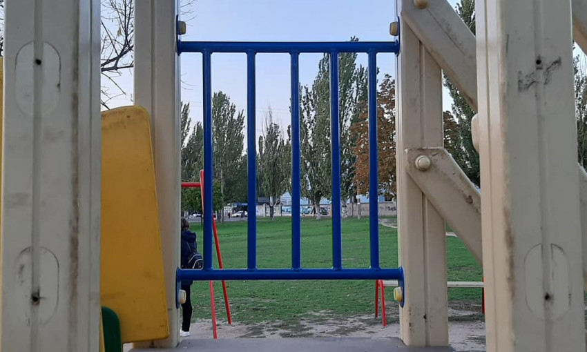 Николаевцы просят восстановить детскую площадку, которую ночью коснулась рука вандализма