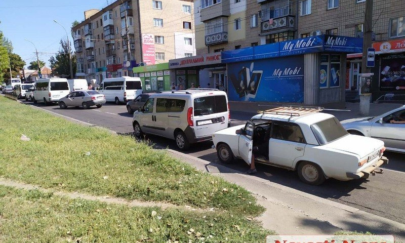 В центре Николаева «ВАЗ» врезался в «Фиат»