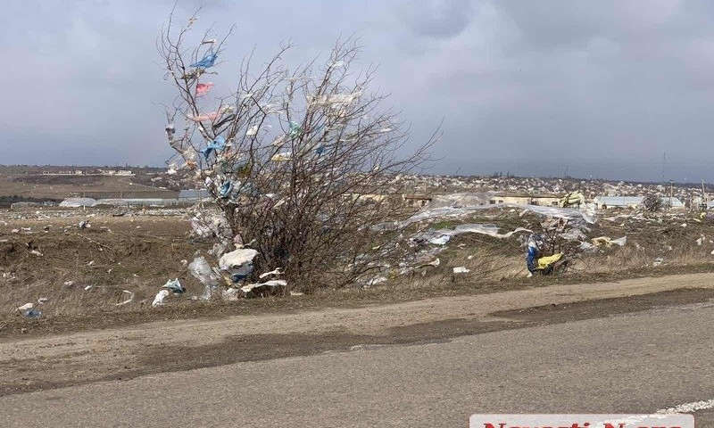 В Николаеве городскую свалку сдувает ветром: мусор летает по трассе