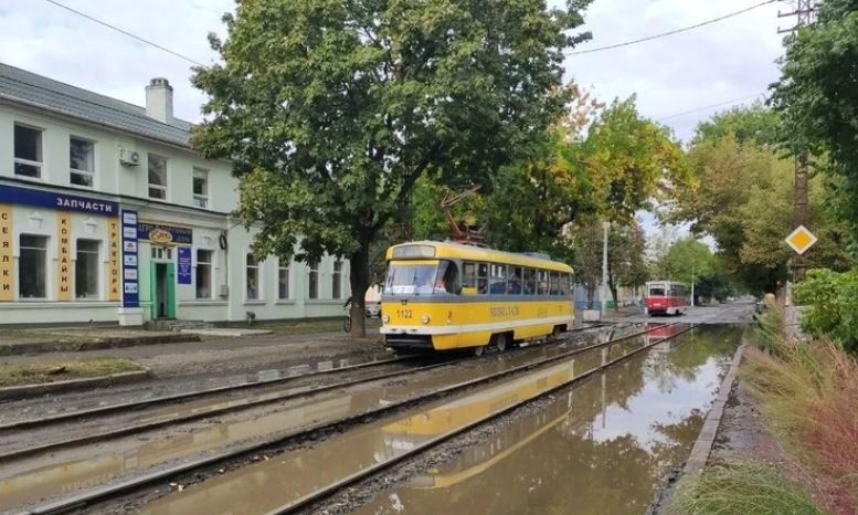В центре Николаеве трамваи оказались заблокированными