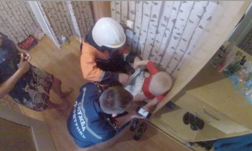 В Николаеве спасатели помогли мальчику, пальчик которого зажало в калейдоскопе