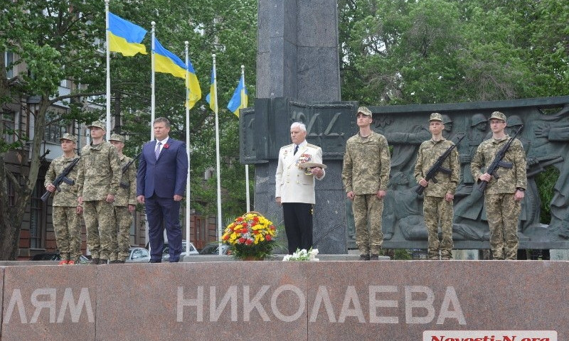 Жители Николаева возложили цветы к Стеле воинам-освободителям