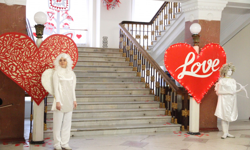 Николаевский горсовет посетил Купидон, сотрудников мэрии поздравили с Днем Святого Валентина