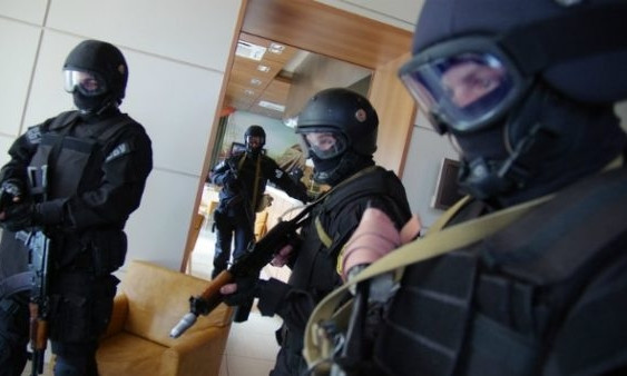 Сотрудники Генпрокуратуры проводят обыск в офисе фирмы высокопоставленных чиновников