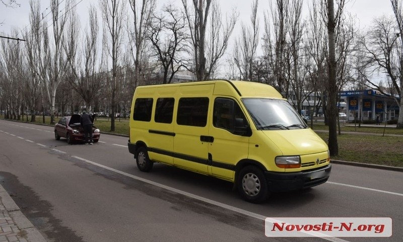В центре Николаева «Ланос» въехал в микроавтобус: водитель «засмотрелся»