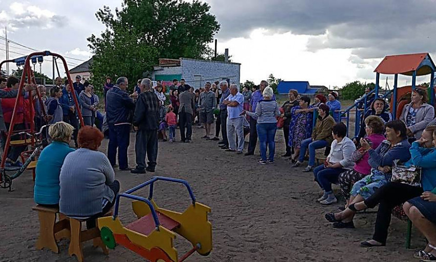 В ОТГ на Николаевщине жители протестовали против смены перевозчиком маршрута и блокировали проезд
