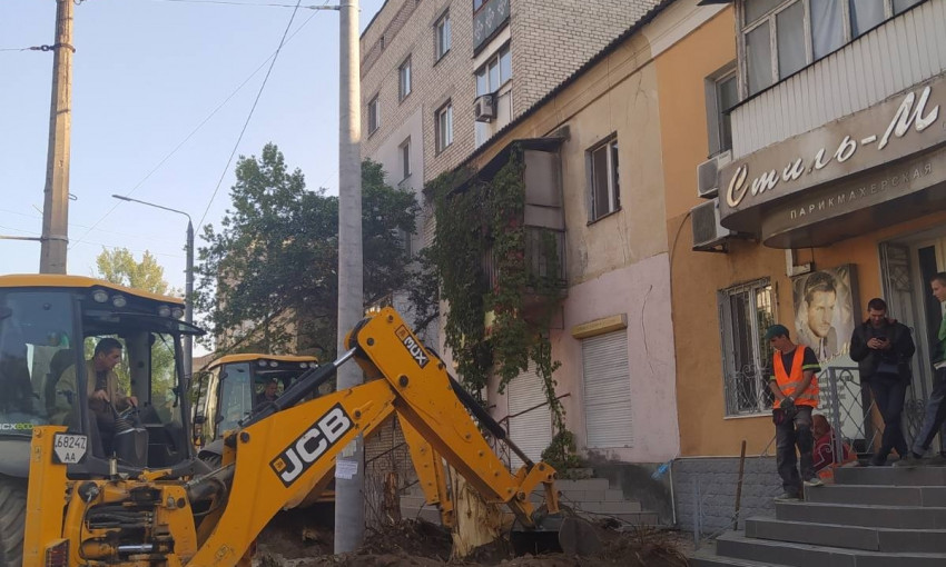 В Николаеве рабочие разрушили крыльцо магазина прокладывая тротуарную плитку