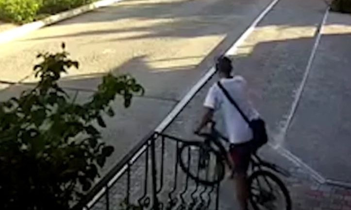 В Николаеве «велосипедный» вор попал на видео камеры наблюдения