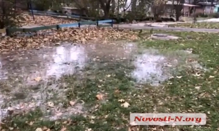 На Героев Украины из-за аварии затопило весь двор и отключена вода в квартирах