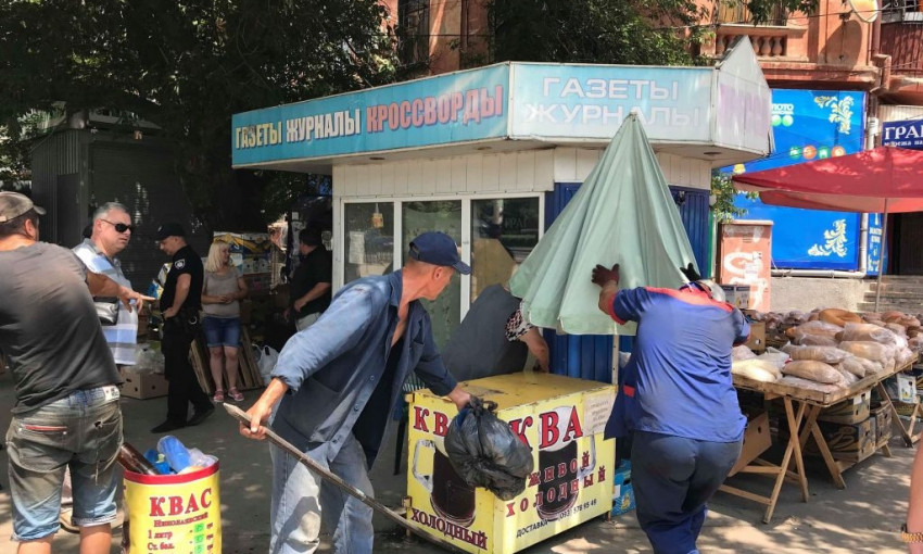 В Николаеве продолжается демонтаж незаконных объектов: по ул. Космонавтов убрали нелегальные точки продажи кваса