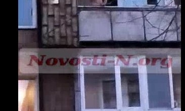 В Николаеве мужчина с балкона разбрасывался вещами