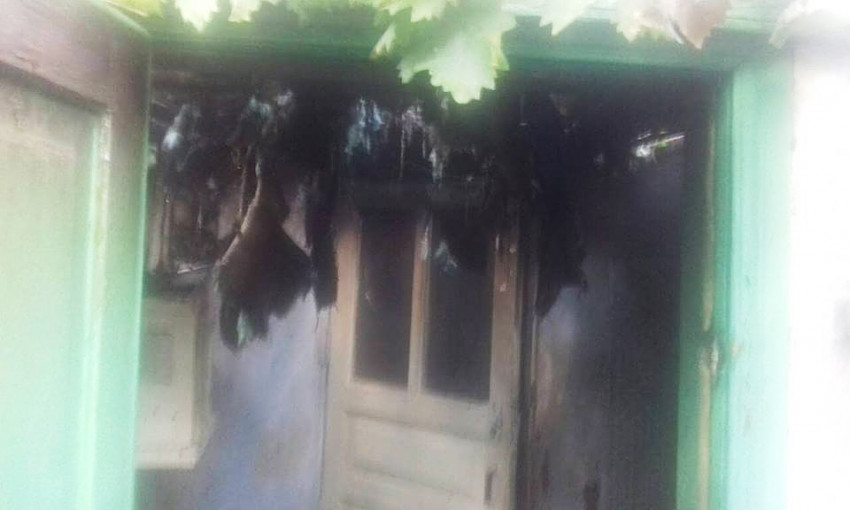 В Николаеве из-за замыкания электропроводки загорелась крыша частного жилого дом
