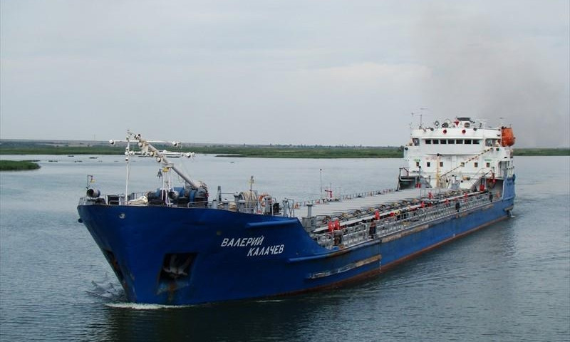 В Николаевском морпорту третий день стоит российский нефтяной танкер из Дагестана