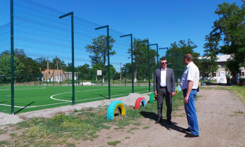 Валентин Гайдаржи проверил ход строительства футбольных полей с искусственным покрытием в Витовском районе