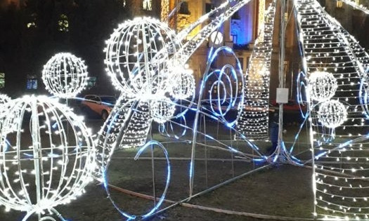 Николаевцев предупреждают об опасности удариться о «невидимые» части новогодних фигур на пл. Соборной