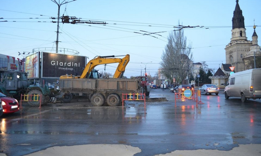 В центре Николаева до ночи устраняли прорыв водоровода