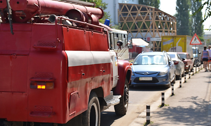 Николаевские водители не пропускают пожарную технику без сопровождения полиции
