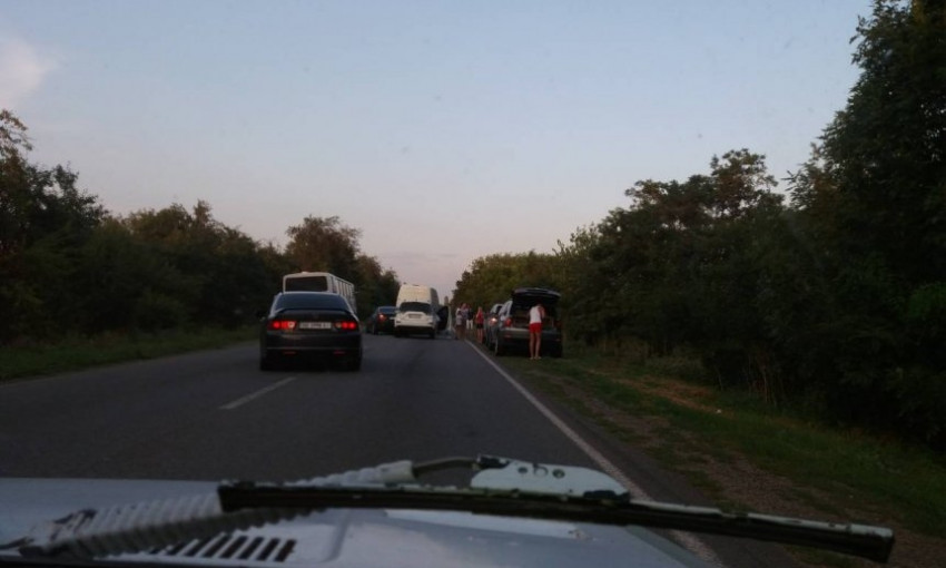 В Николаевской области на автотрассе было затруднено движение транспорта из-за нескольких аварий