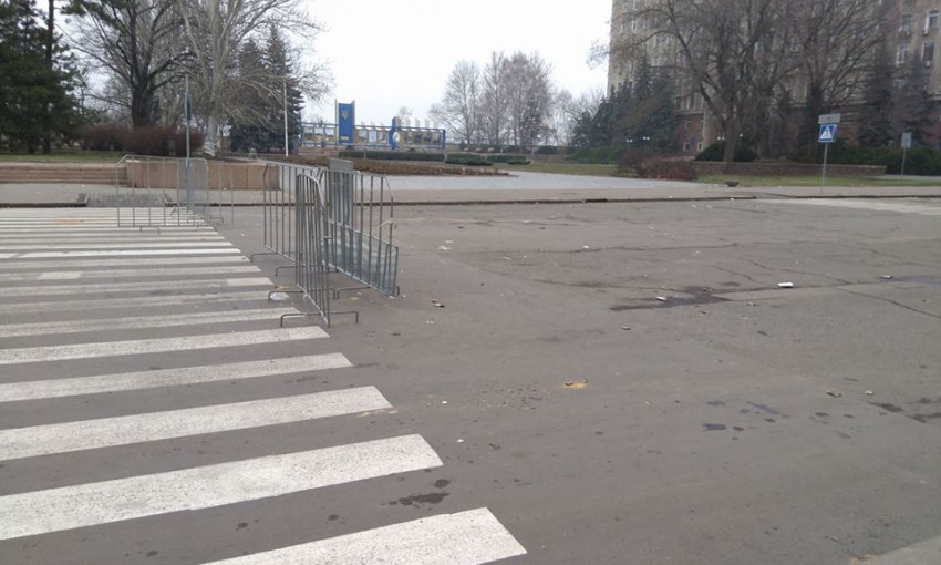 «Машины катаются по пешеходной зоне» – николаевцев возмутило, что власти не реагируют на нарушения рядом с Соборной площадью