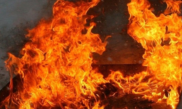 На Московской в жилом доме загорелась квартира, в помещении обнаружили женщину