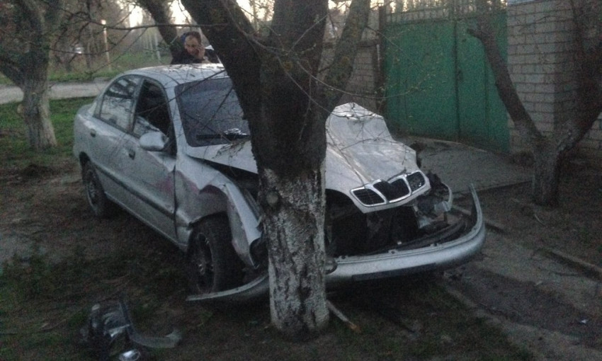 В микрорайоне Терновка произошла авария, один из автомобилей врезался в дерево