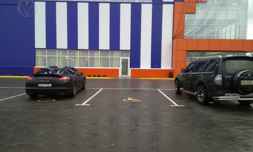 В Николаеве водители «Порше» на парковке становятся "инвалидами"