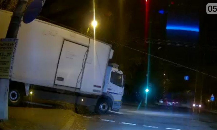 На Пушкинской грузовой автомобиль врезался в металлический столб и повредил светофор