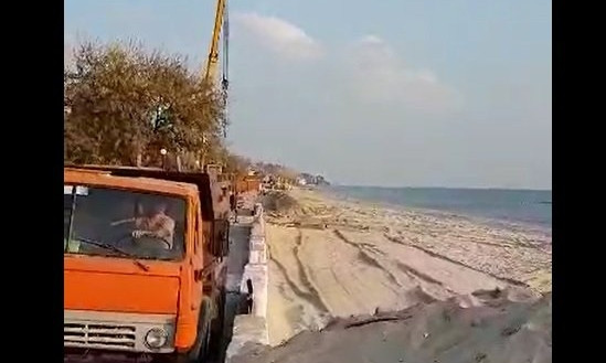 На пляже курорта Коблево грузовиками воруют песок