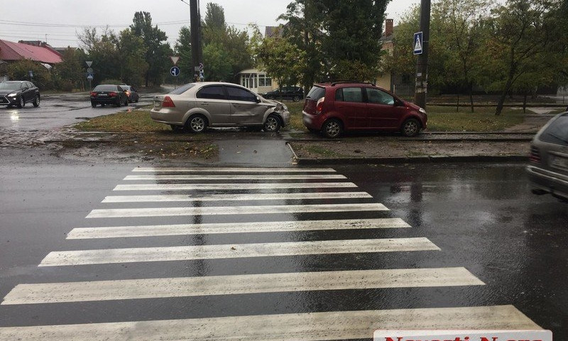 На Чкалова после столкновения две иномарки оказались на трамвайных путях, движение электротранспорта перекрыто