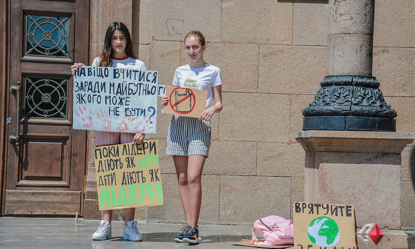 «Спасите Землю»: возле Николаевской мэрии две школьницы бастовали в защиту экологии
