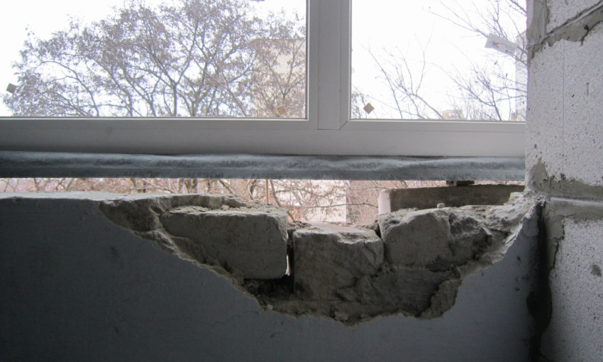 Жительница Николаева показала последствий замены окон по программе «Теплый дом»: дыры и щели в стене