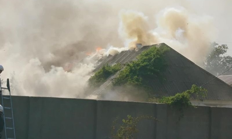 В Ингульском районе серьезный пожар – загорелся частный дом