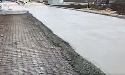 Николаевский депутат показал, как его предприятие строит у себя бетонные дороги