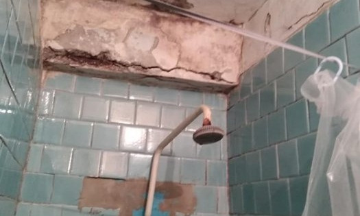Стены в плесени и разбитые потолки: в сети показали общежитие НУК в Николаеве