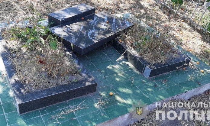 В Первомайском районе вандалы на кладбище надругались над могилами