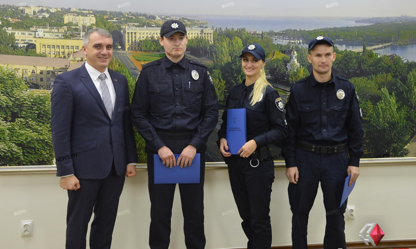В Николаеве патрульные задержали воров люков и получили благодарности от мэра