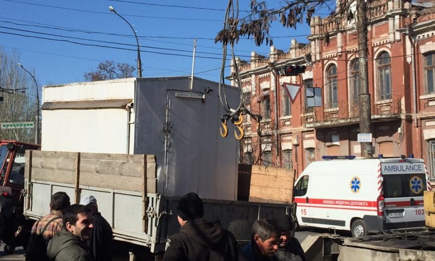 На Володарского в Николаеве демонтируют незаконные строения