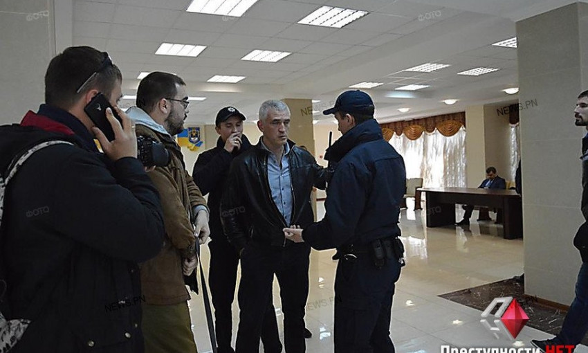 Напавшим на николаевского журналиста в здании ОГА оказался «общественник» из Днепра